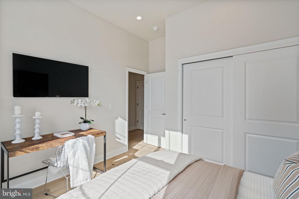 2715 LORRAINE COURT