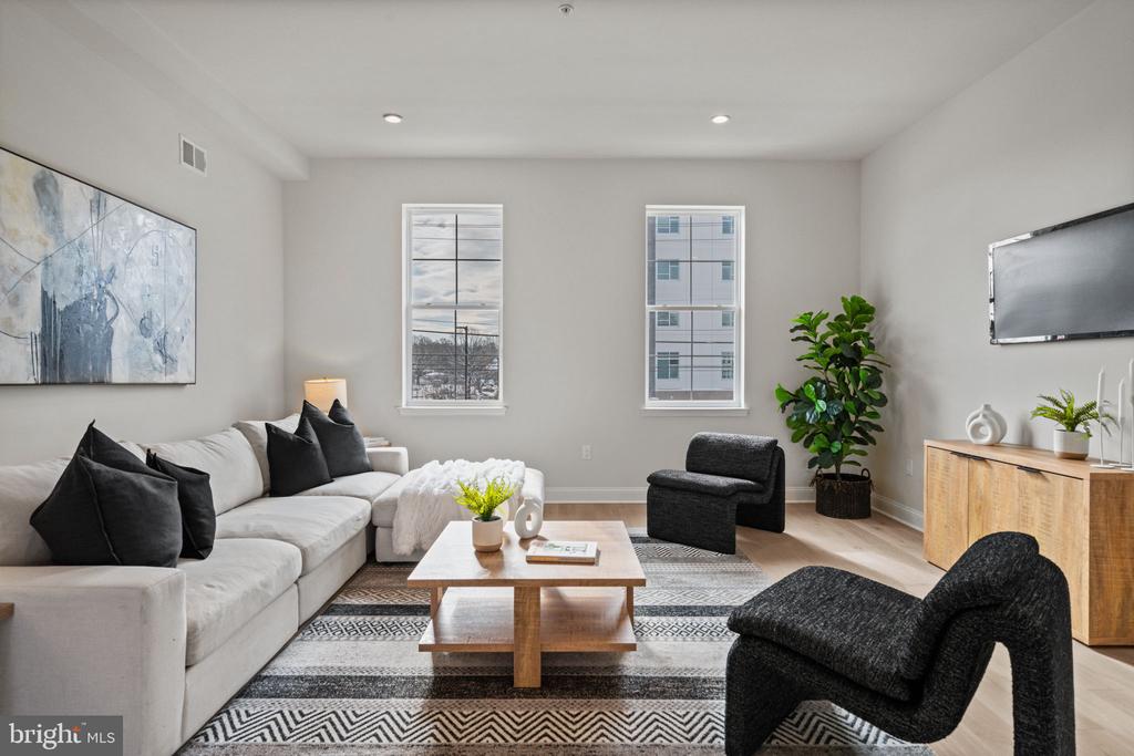 2715 LORRAINE COURT