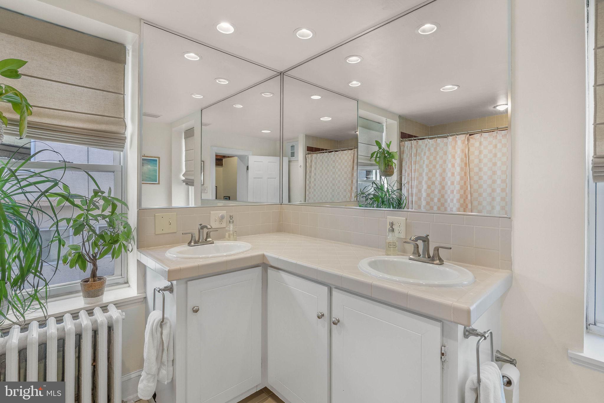 1021 N LAWRENCE STREET