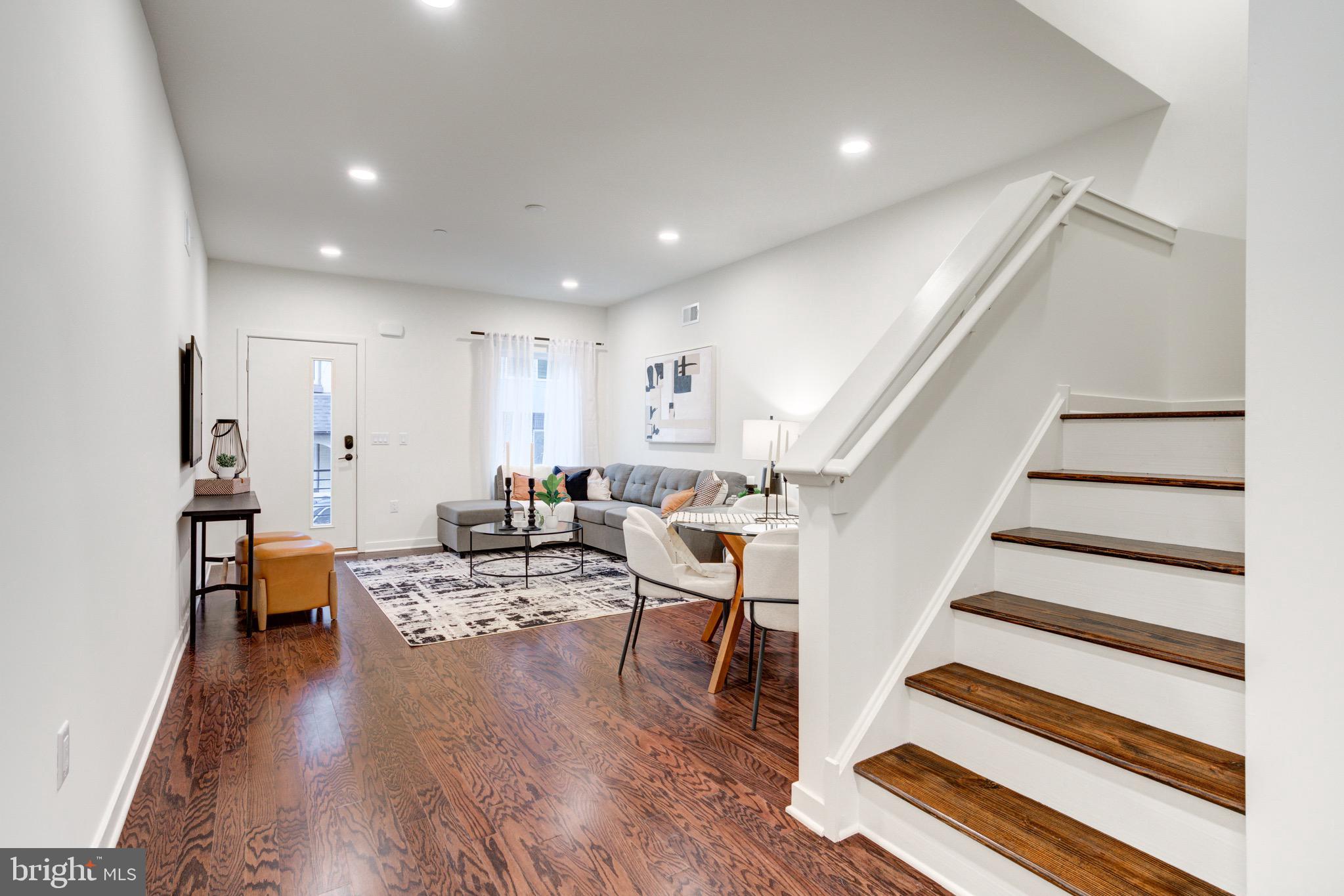 2022 E FLETCHER STREET