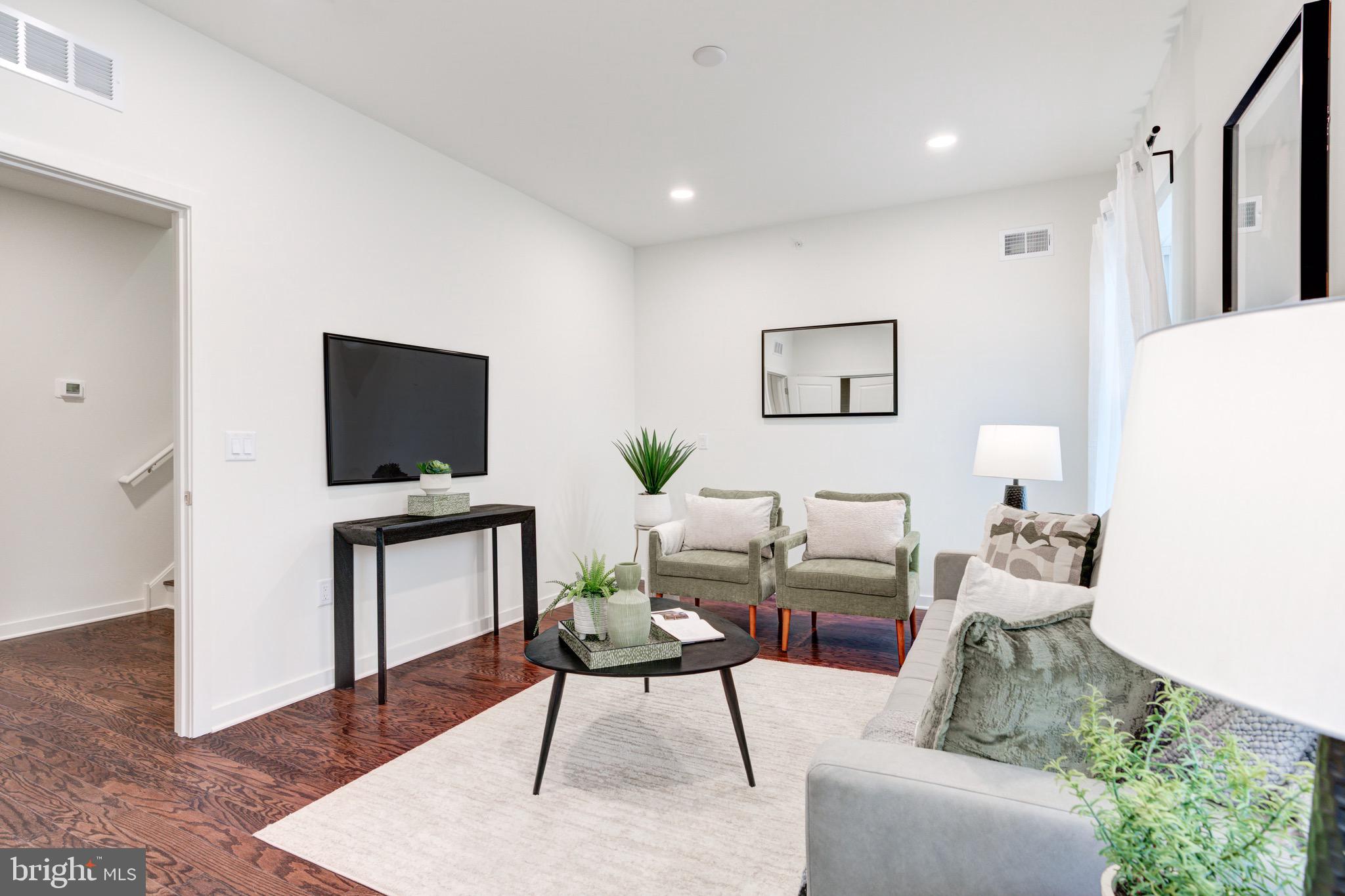 2022 E FLETCHER STREET