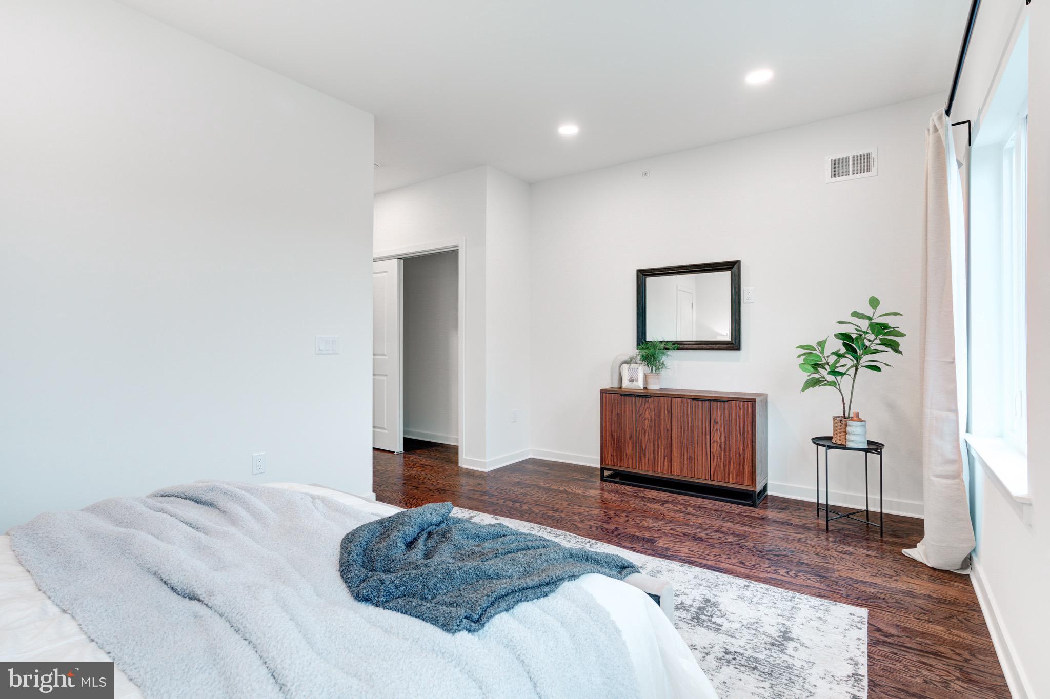 2022 E FLETCHER STREET