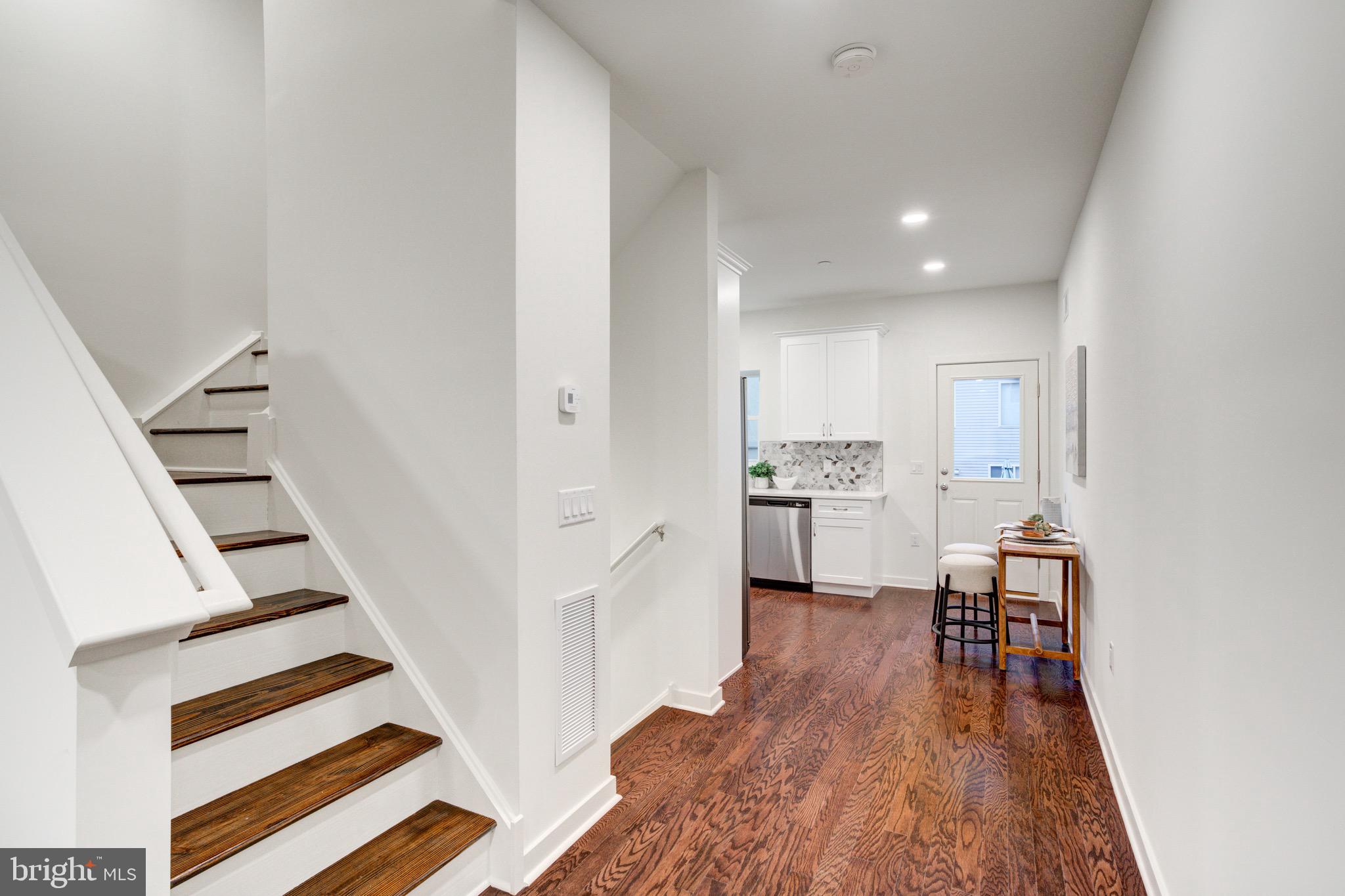 2022 E FLETCHER STREET