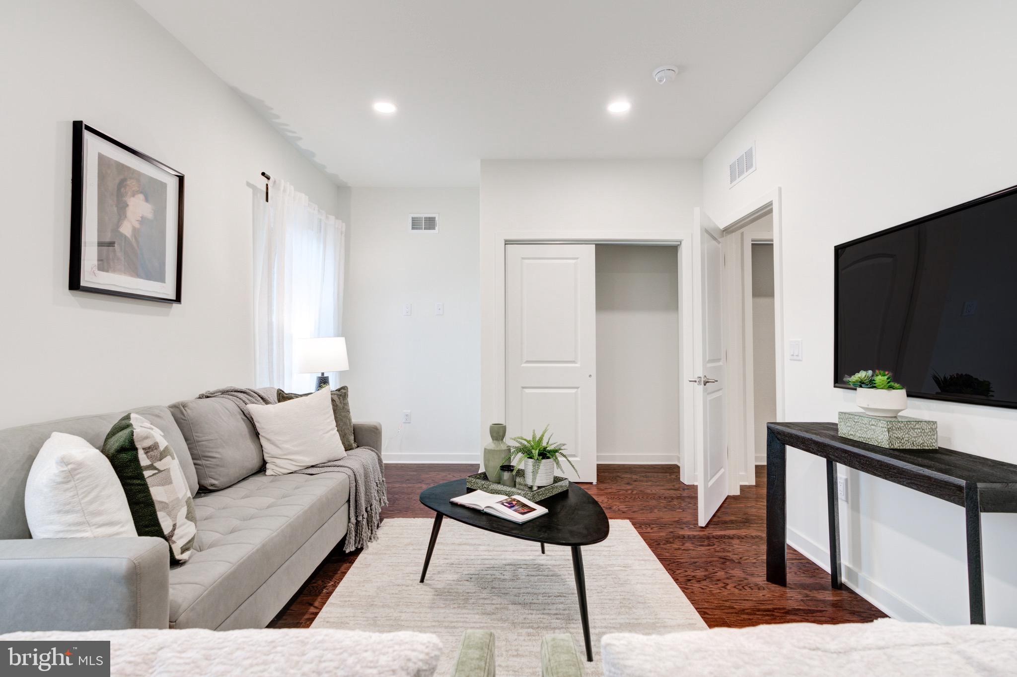 2022 E FLETCHER STREET