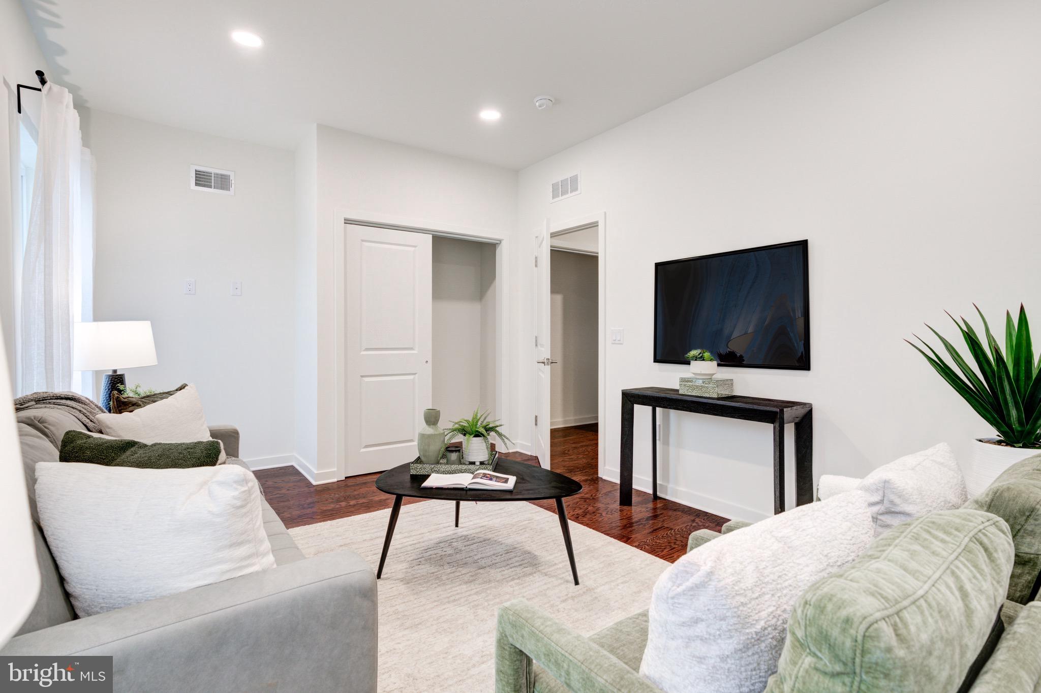 2022 E FLETCHER STREET