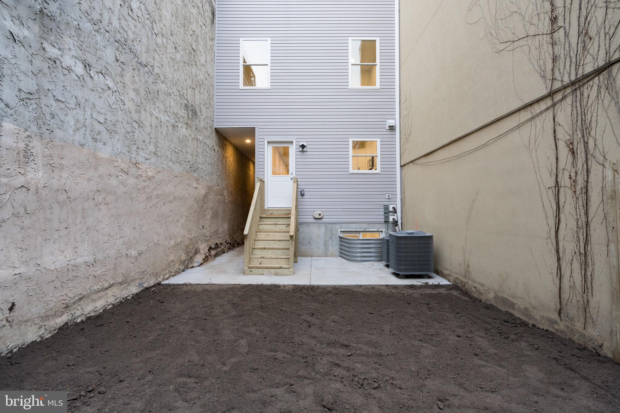 2022 E FLETCHER STREET