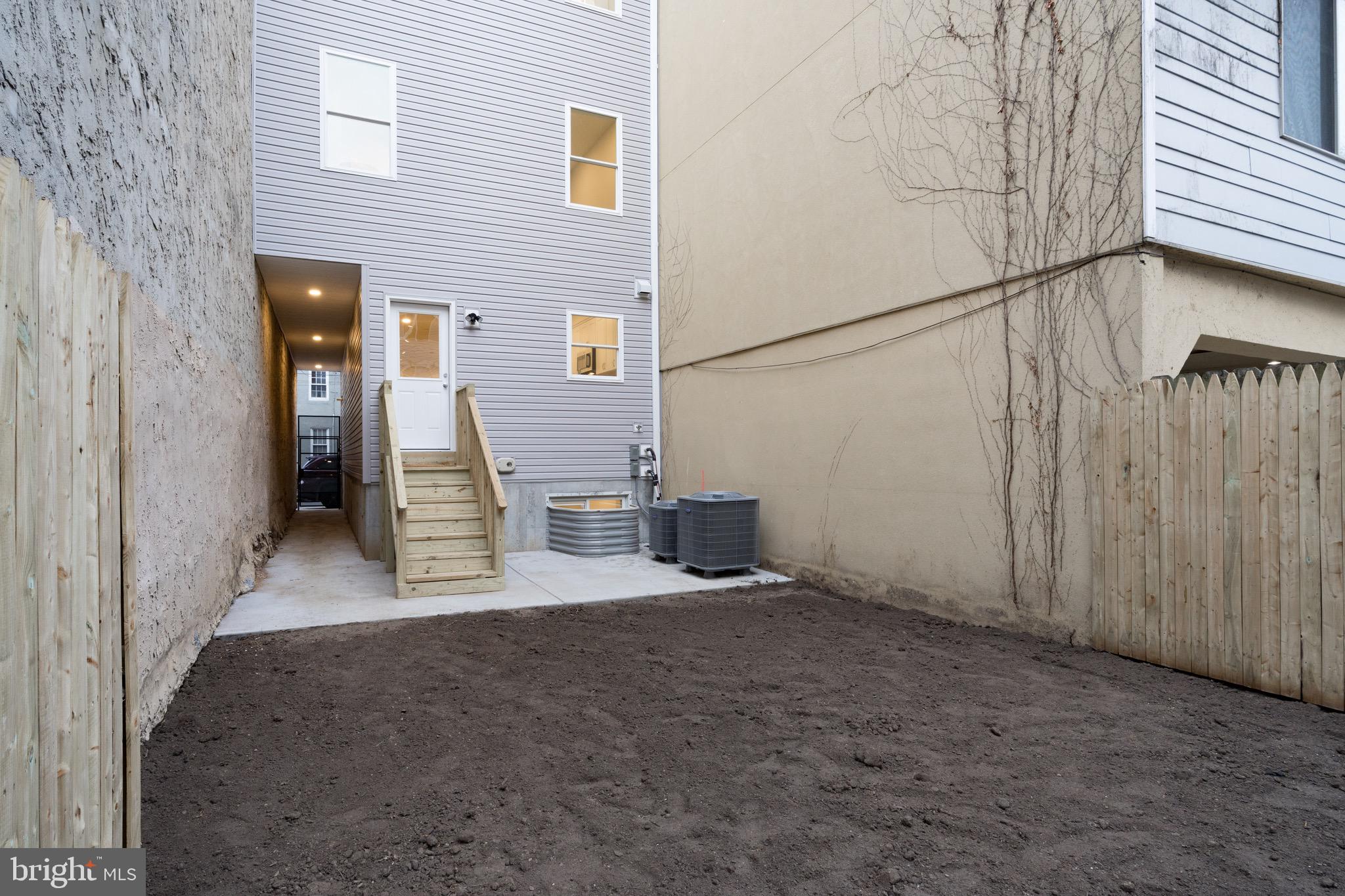 2022 E FLETCHER STREET