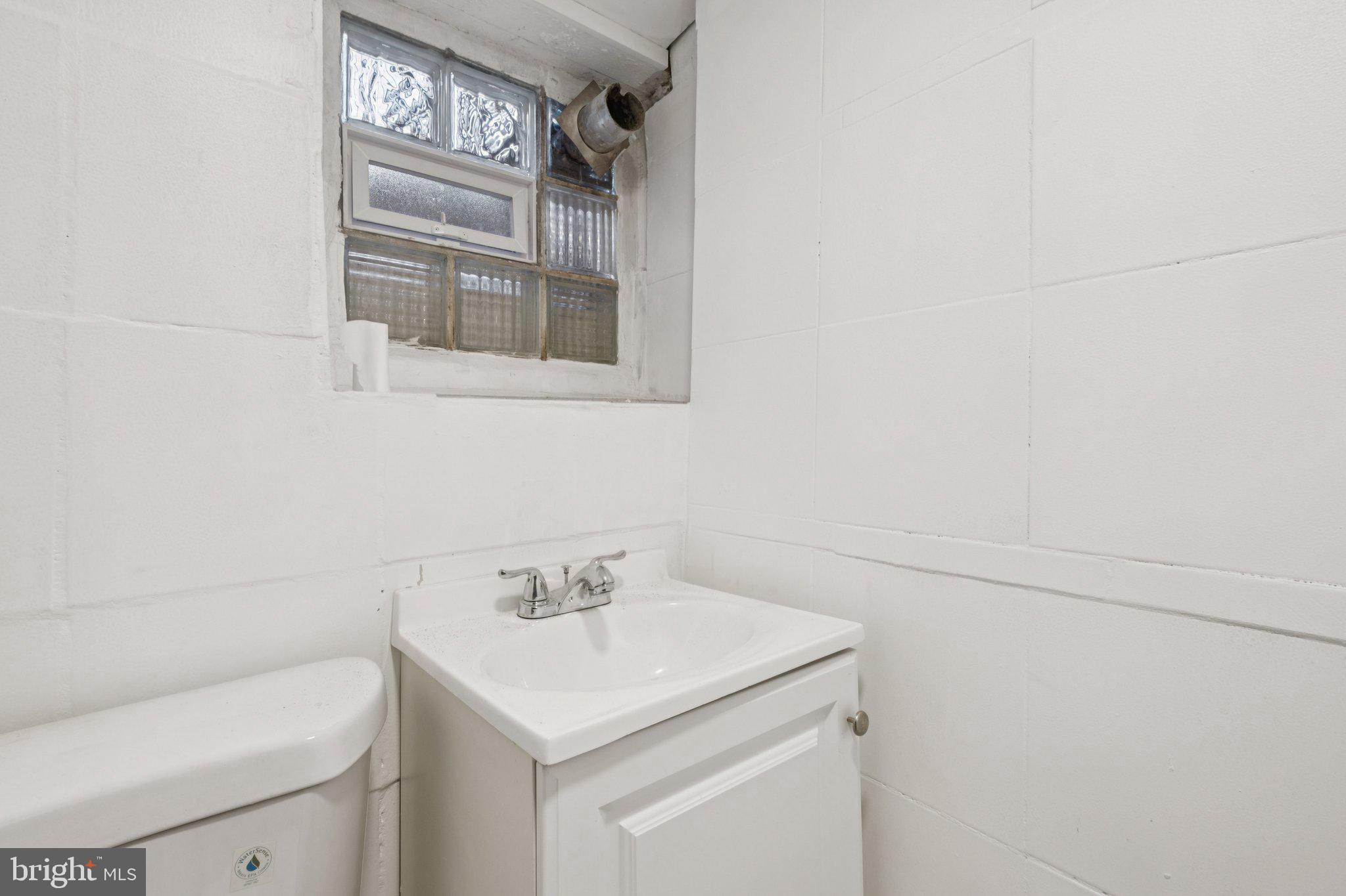 5938 N LAWRENCE STREET