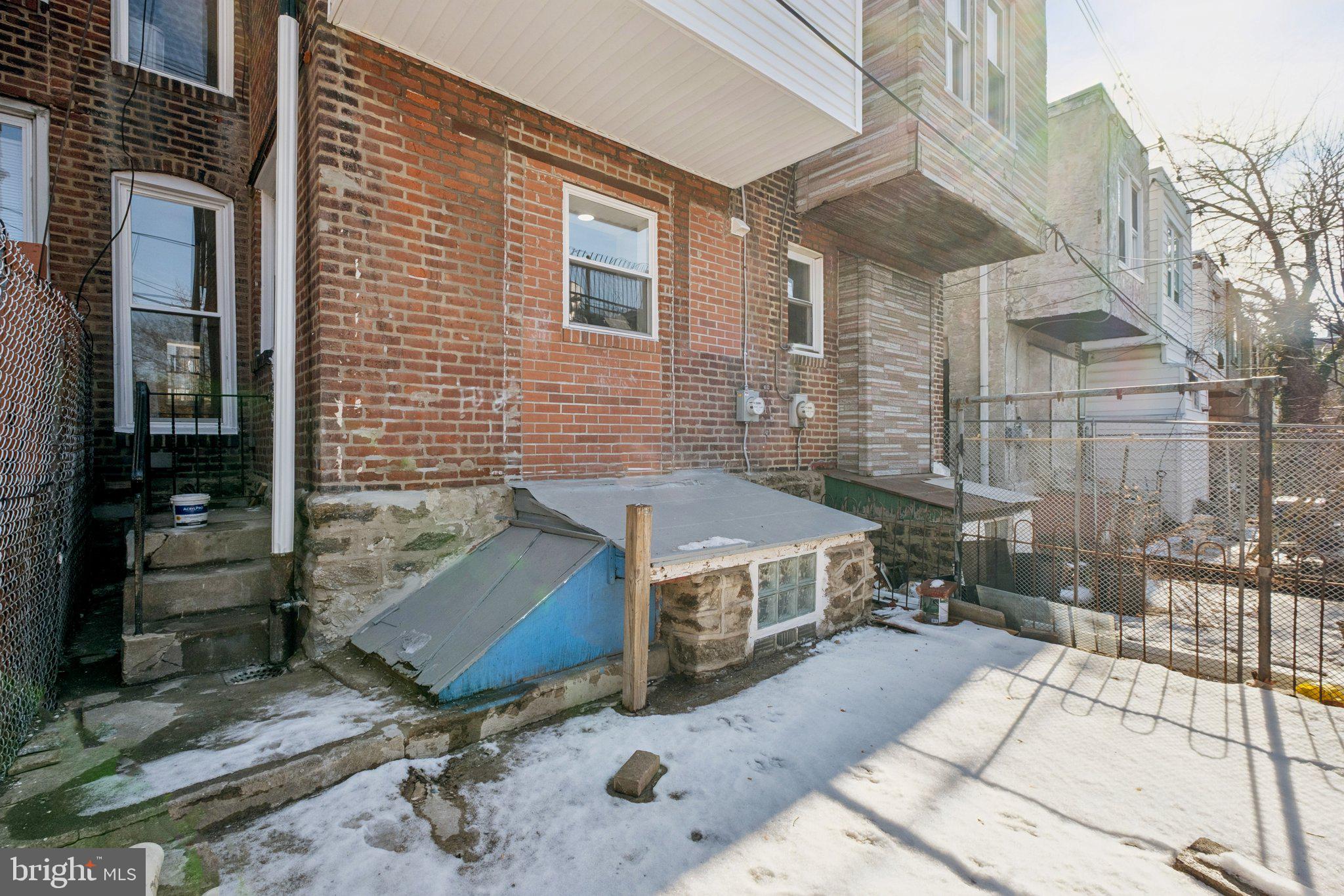 5938 N LAWRENCE STREET