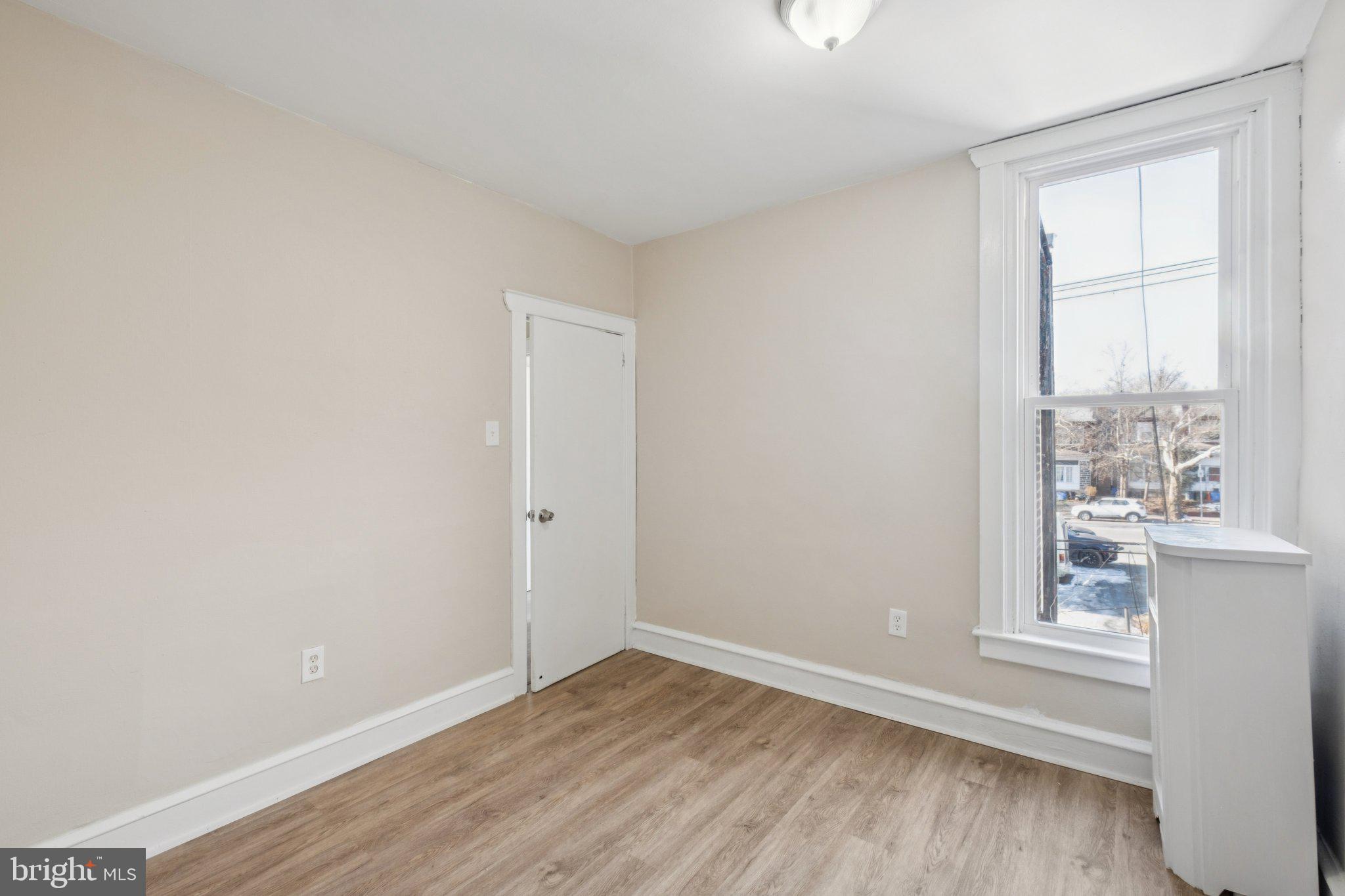 5938 N LAWRENCE STREET