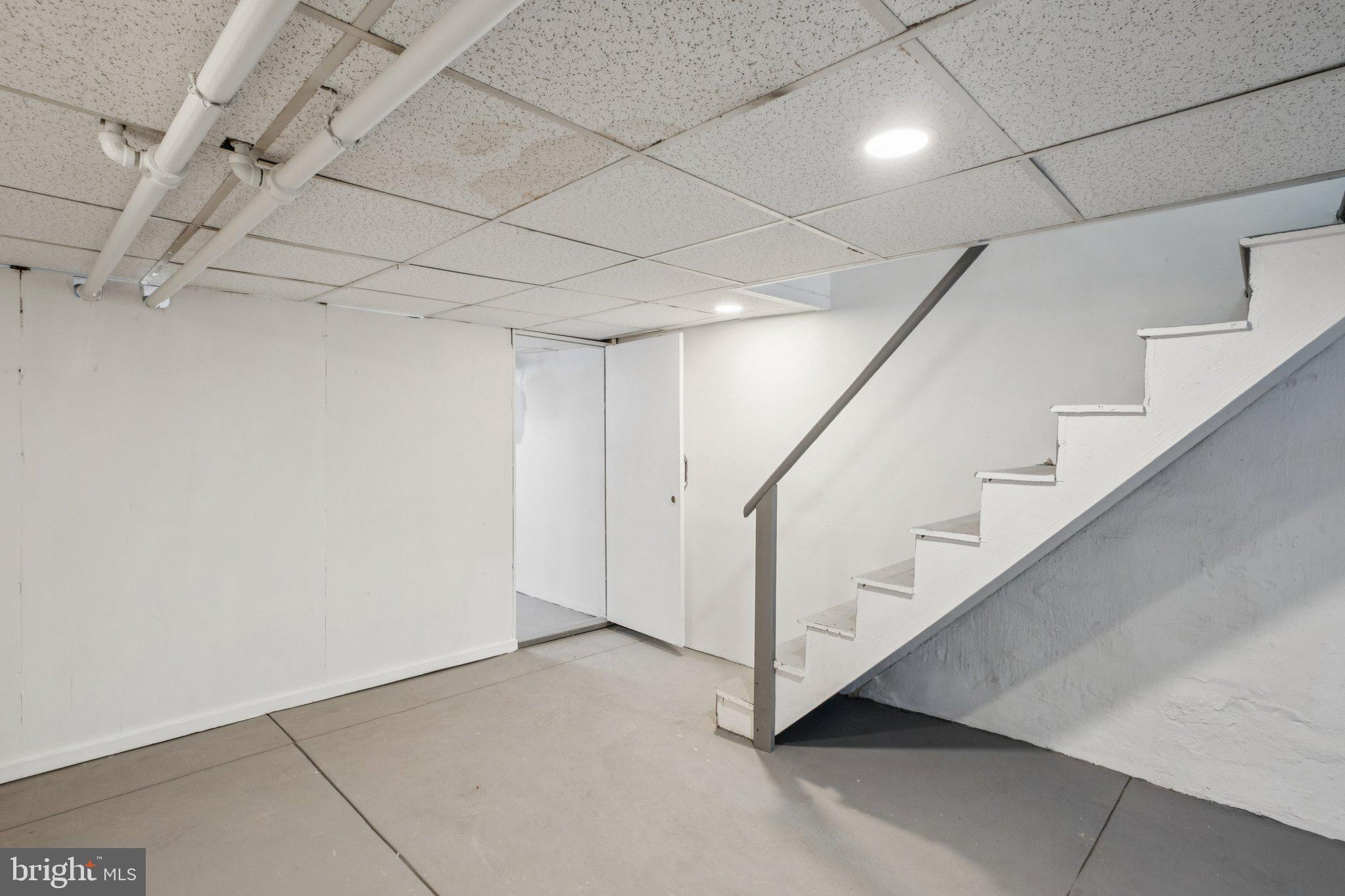 5938 N LAWRENCE STREET