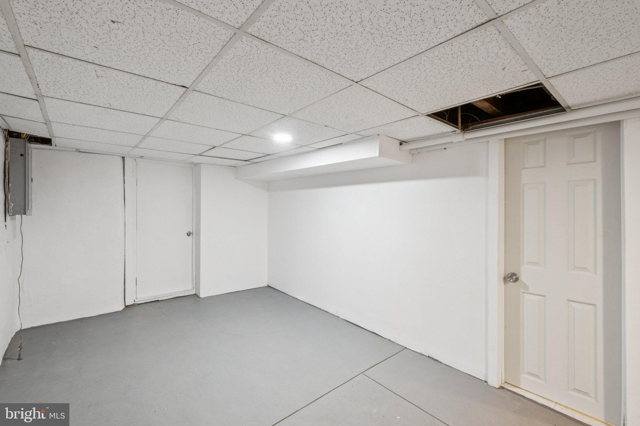 5938 N LAWRENCE STREET