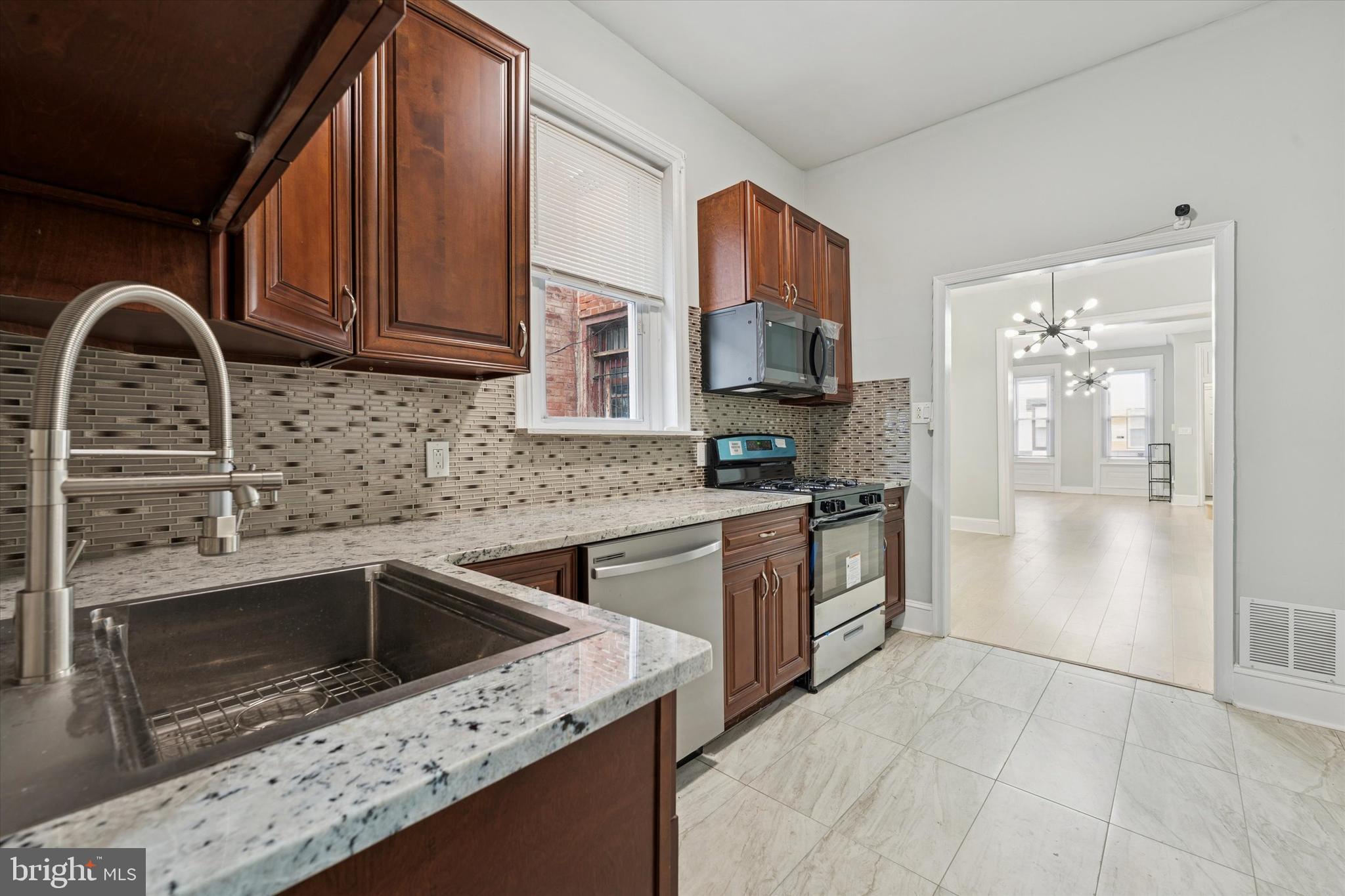 2422 W NORRIS STREET