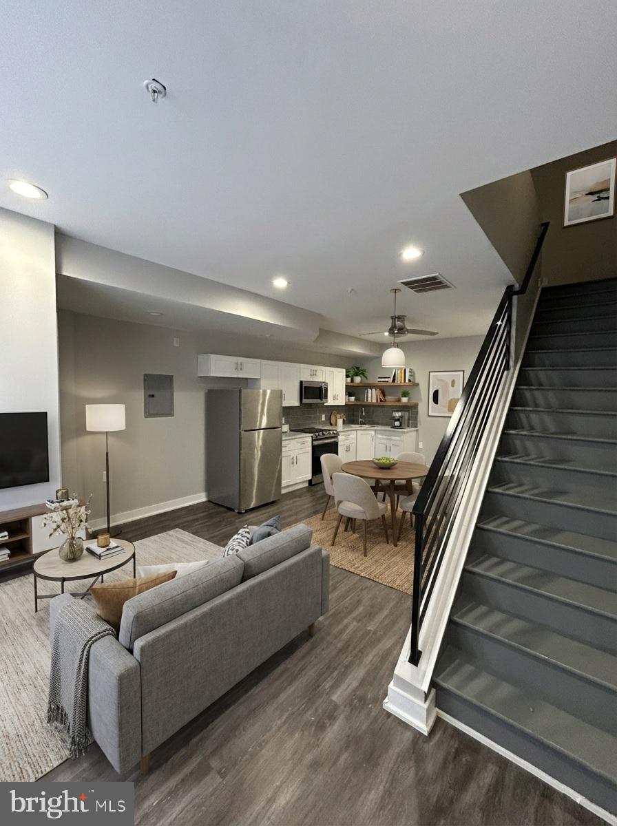 633 LINDLEY AVENUE 2RF