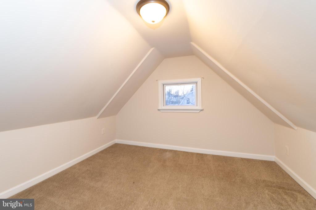 724 E LOCUST AVENUE