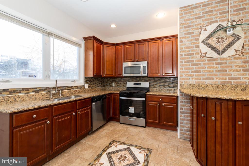 724 E LOCUST AVENUE