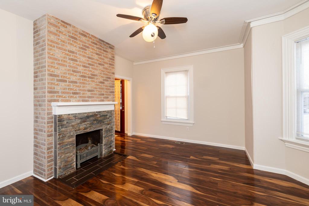 724 E LOCUST AVENUE
