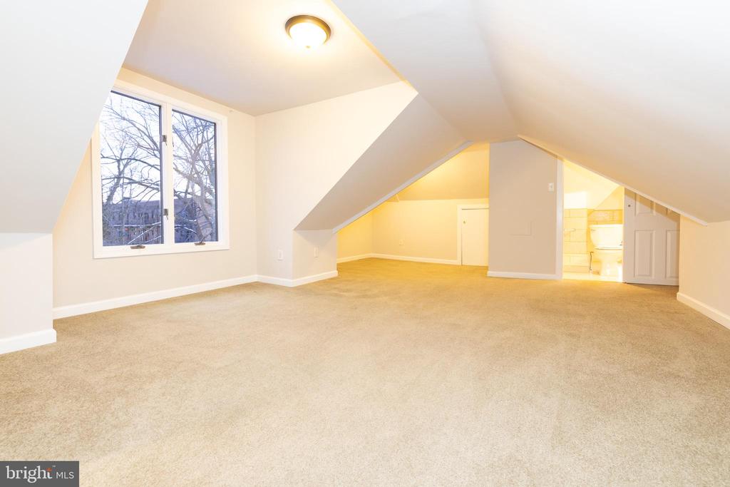 724 E LOCUST AVENUE
