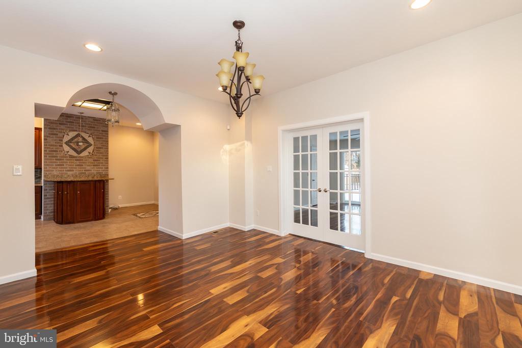 724 E LOCUST AVENUE