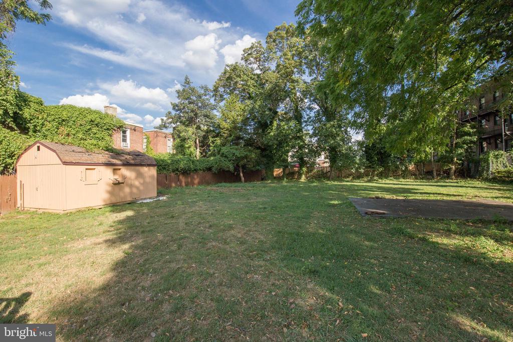 724 E LOCUST AVENUE