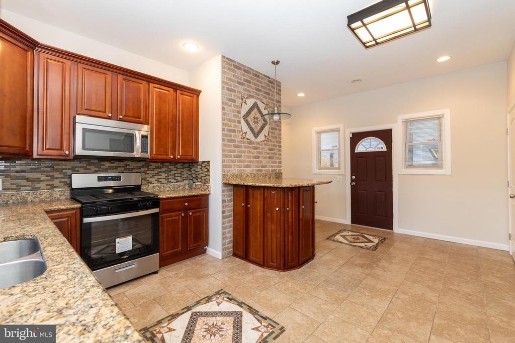 724 E LOCUST AVENUE