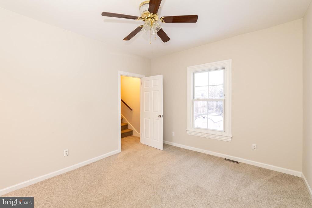 724 E LOCUST AVENUE