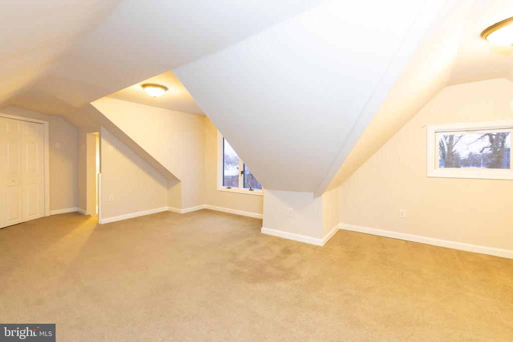 724 E LOCUST AVENUE