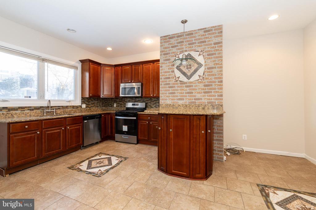 724 E LOCUST AVENUE