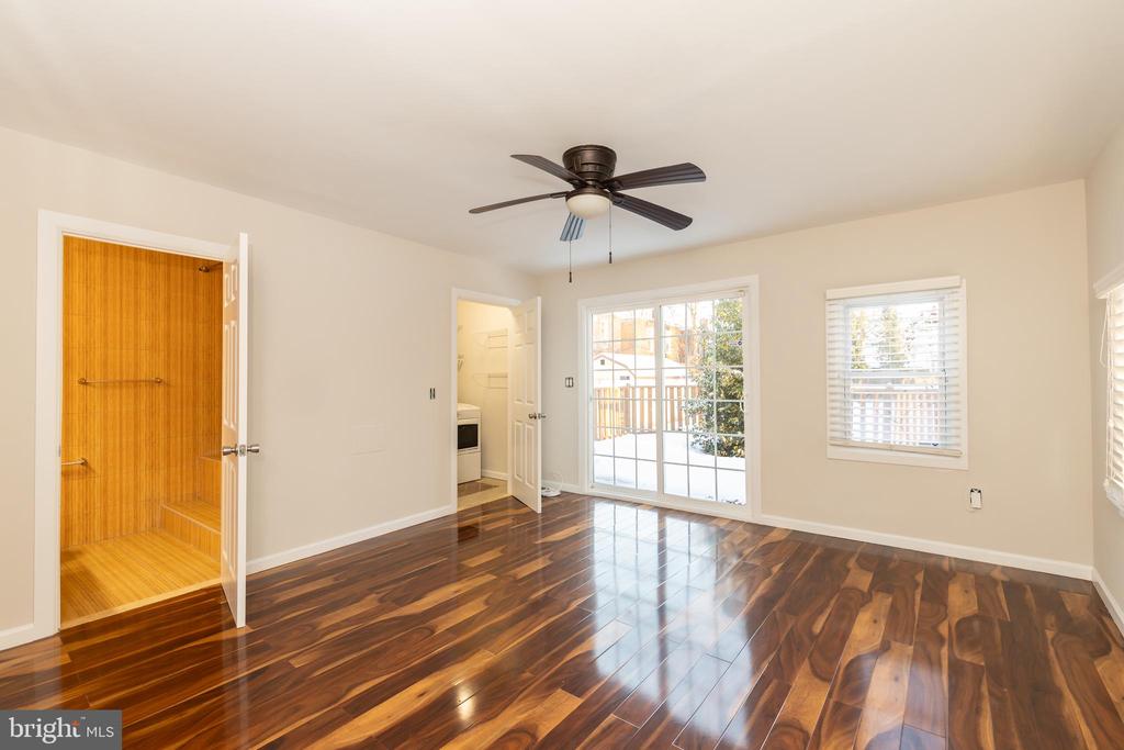 724 E LOCUST AVENUE