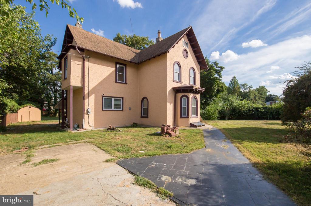 724 E LOCUST AVENUE