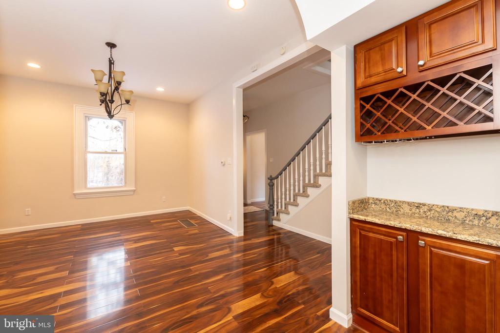 724 E LOCUST AVENUE