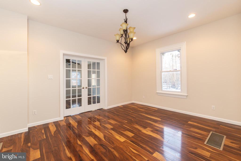 724 E LOCUST AVENUE