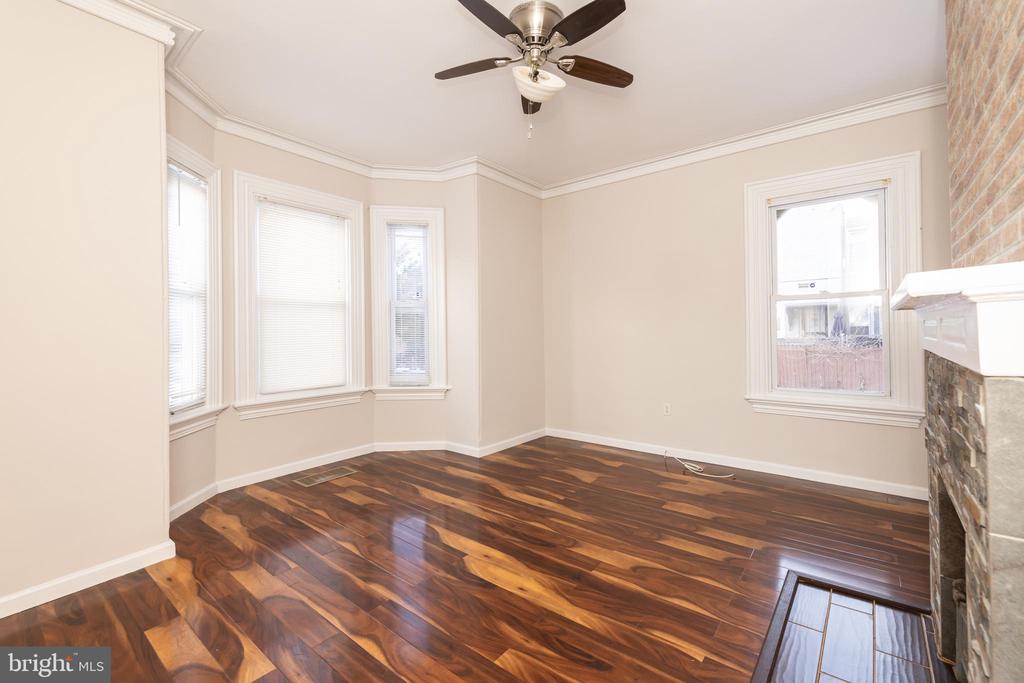 724 E LOCUST AVENUE