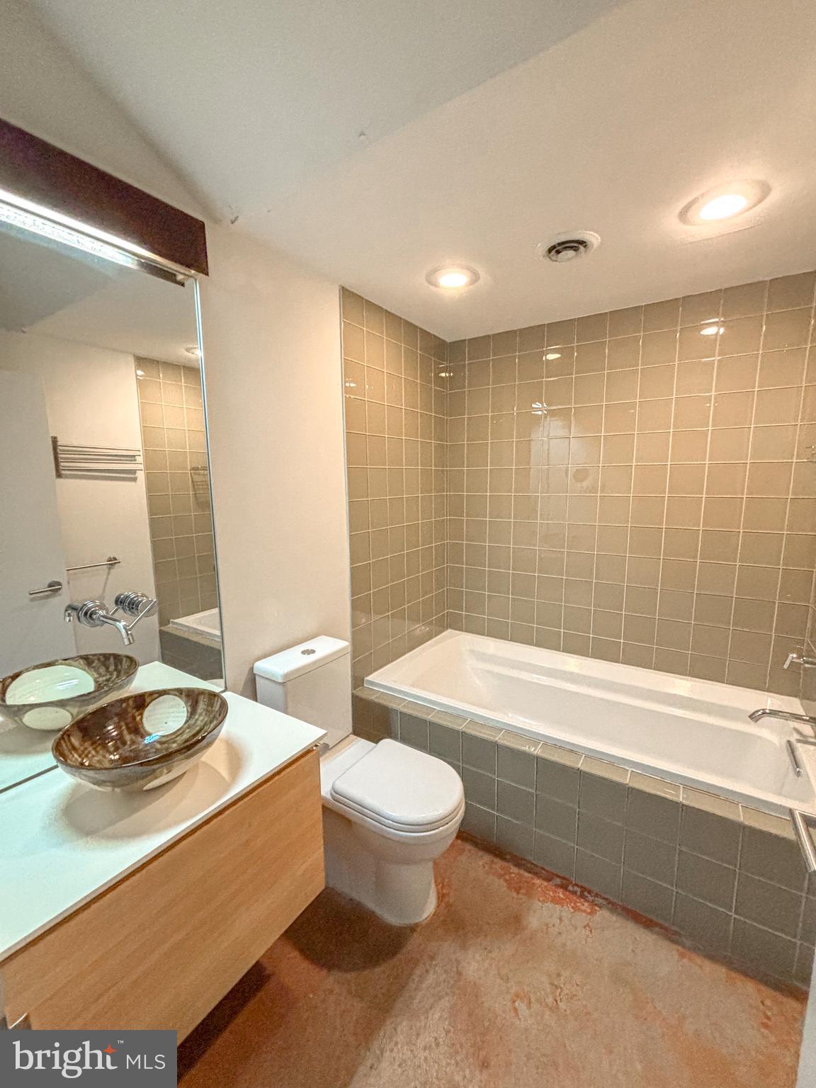 149 W LAUREL STREET B