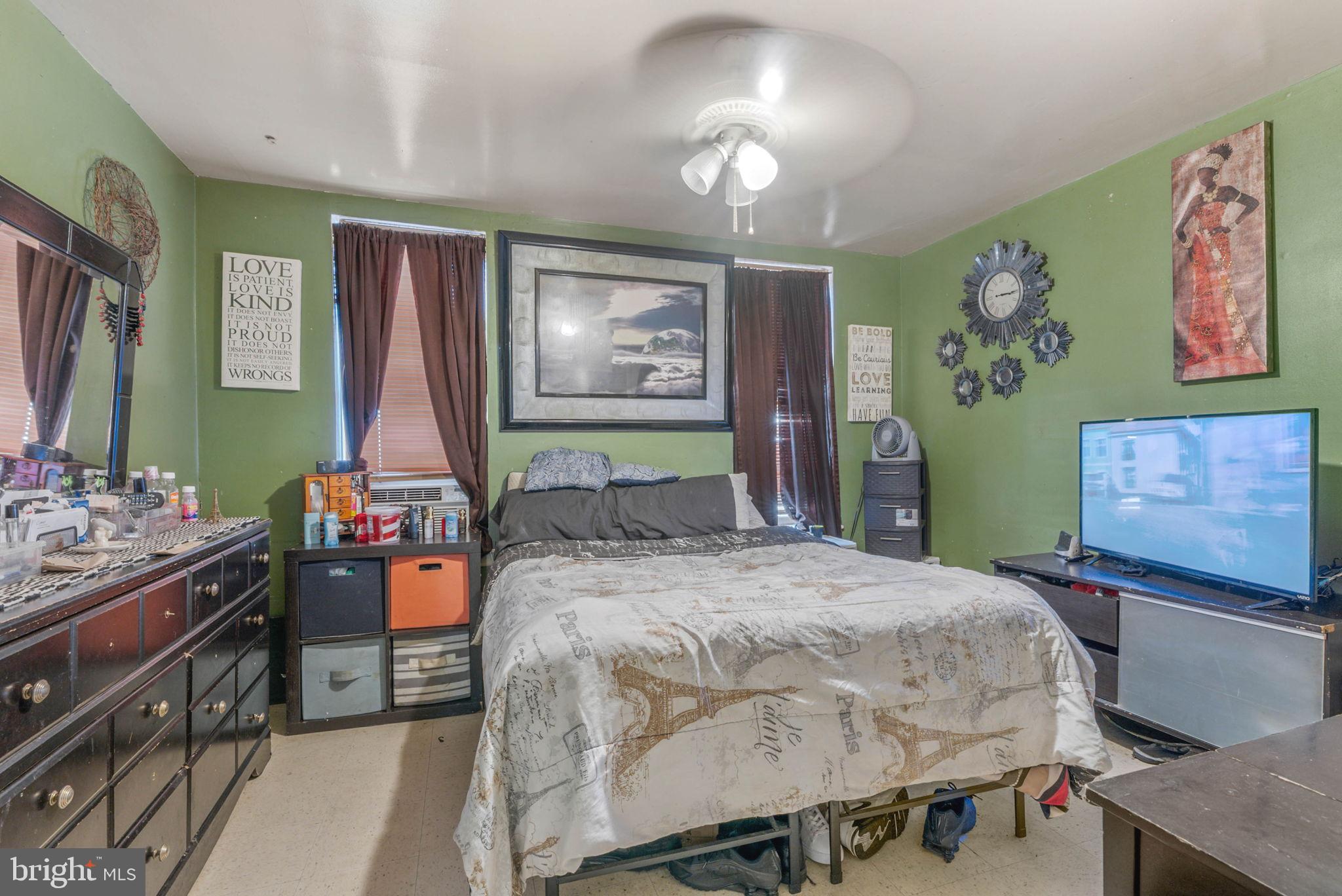 2032 W STELLA STREET