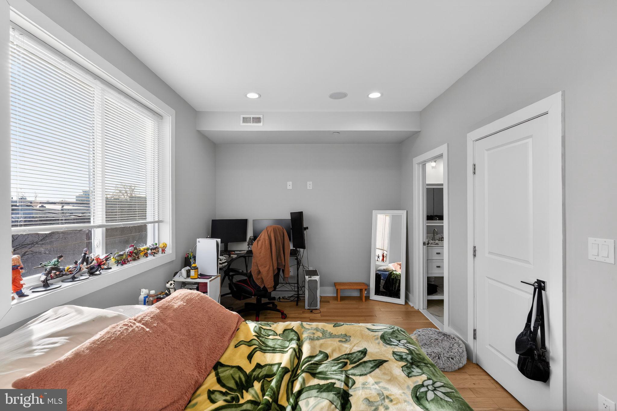 2336 N MASCHER STREET