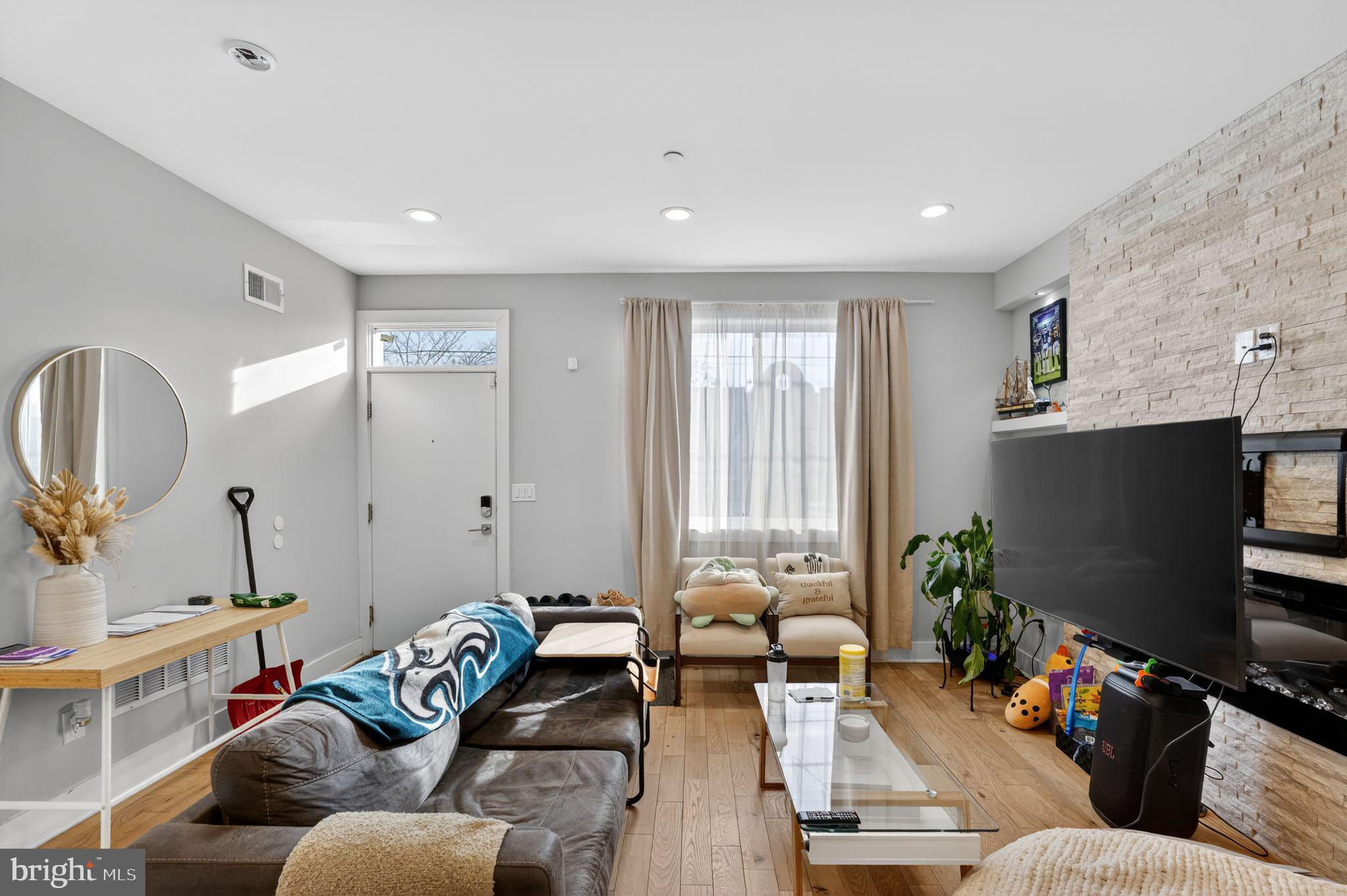 2336 N MASCHER STREET