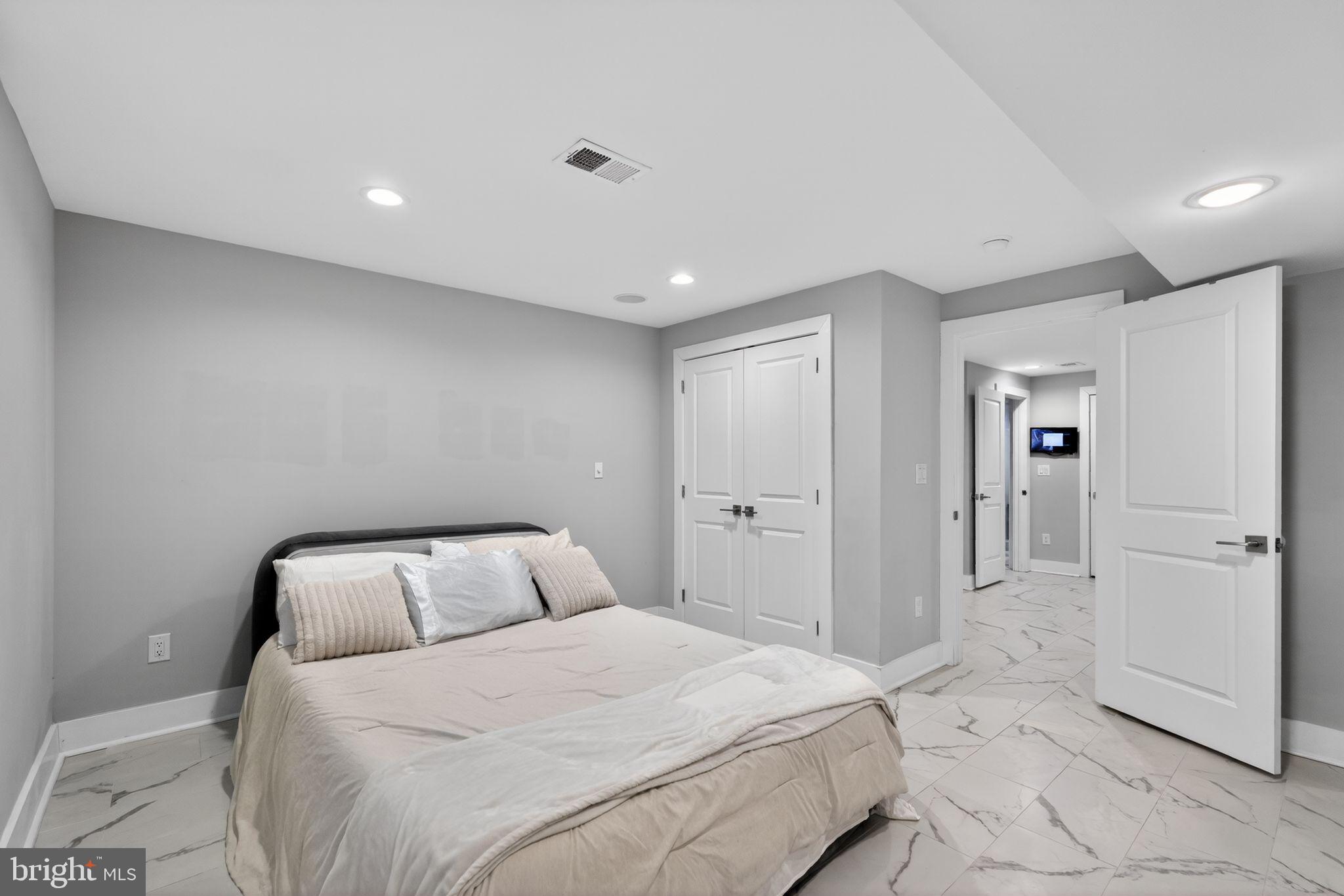 2336 N MASCHER STREET