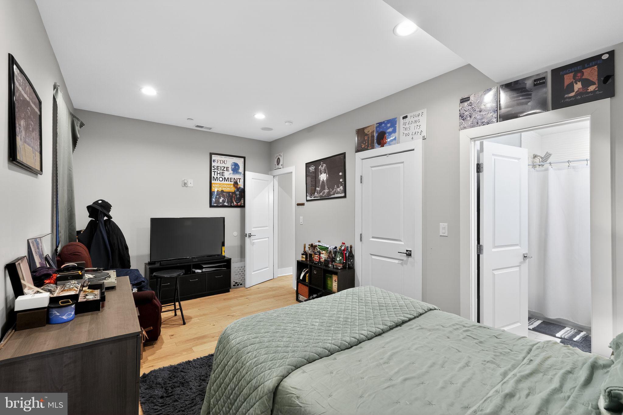 2336 N MASCHER STREET