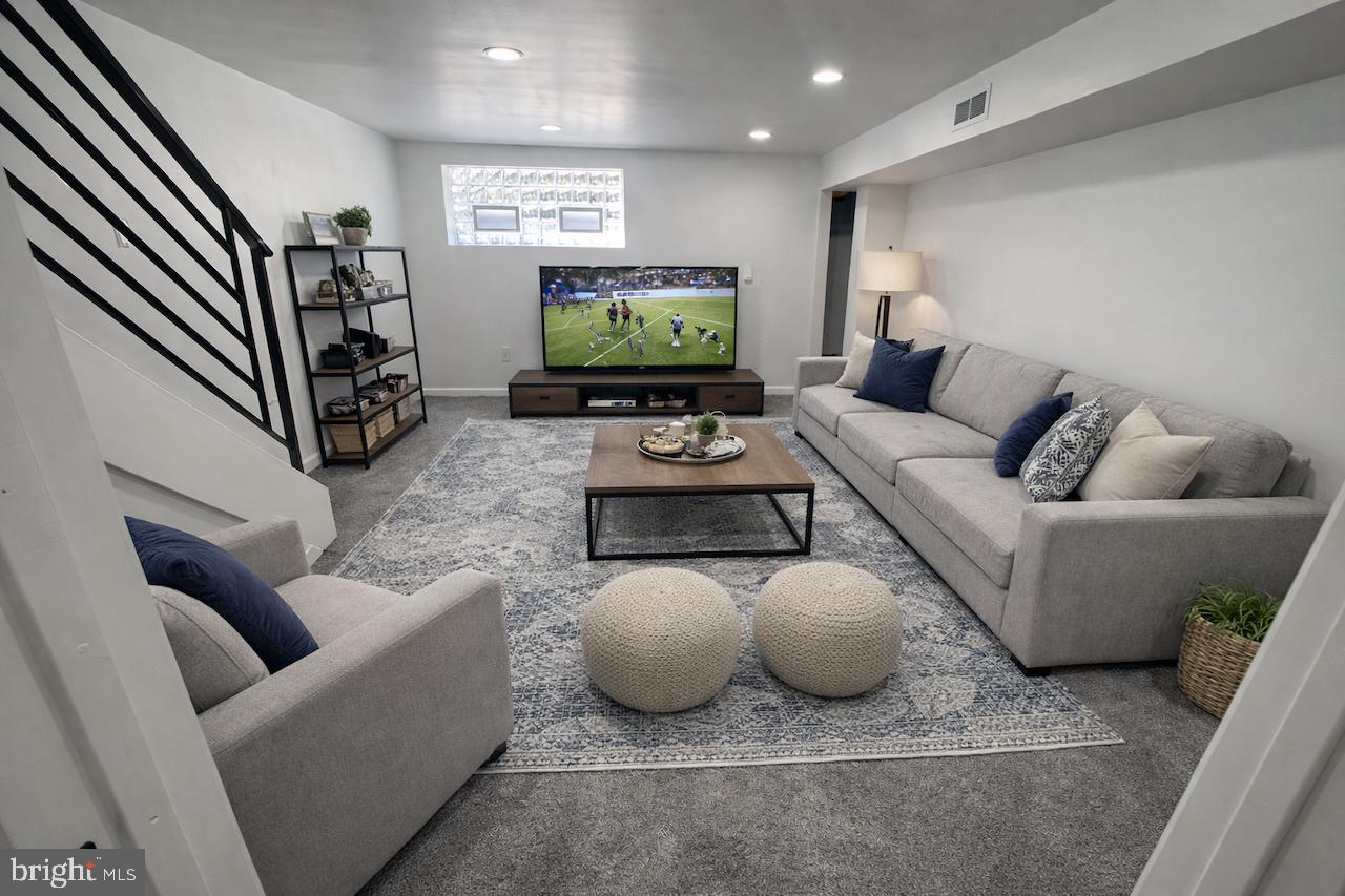 6627 N SMEDLEY STREET