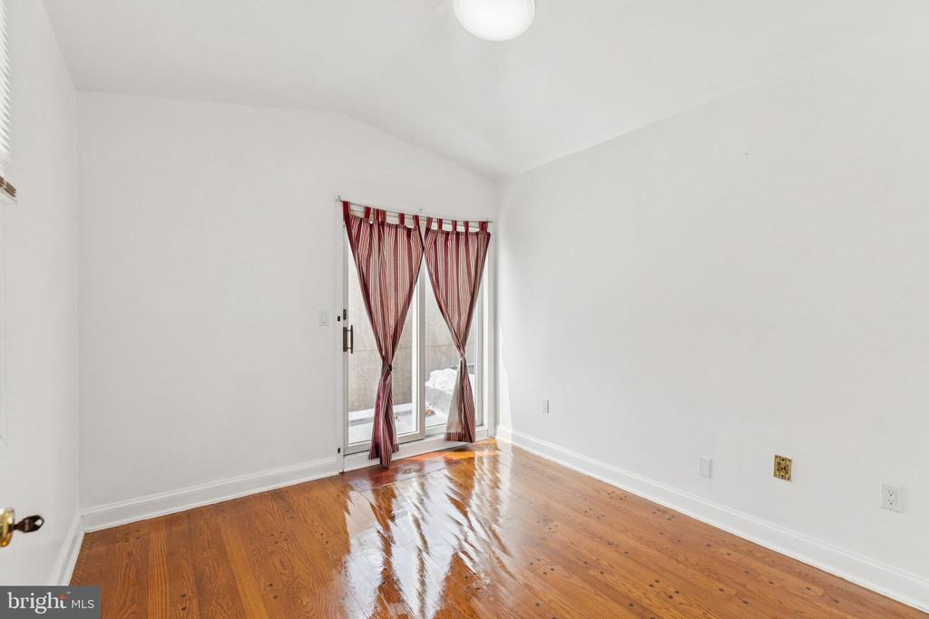 1006 S FRONT STREET
