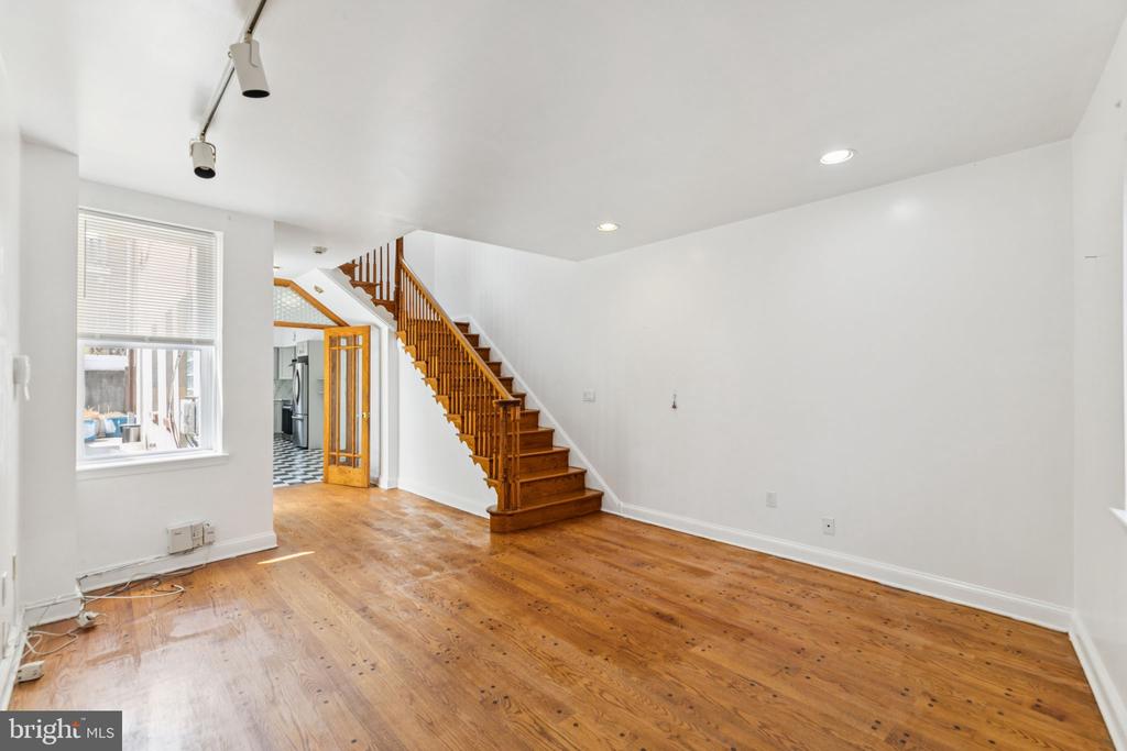 1006 S FRONT STREET