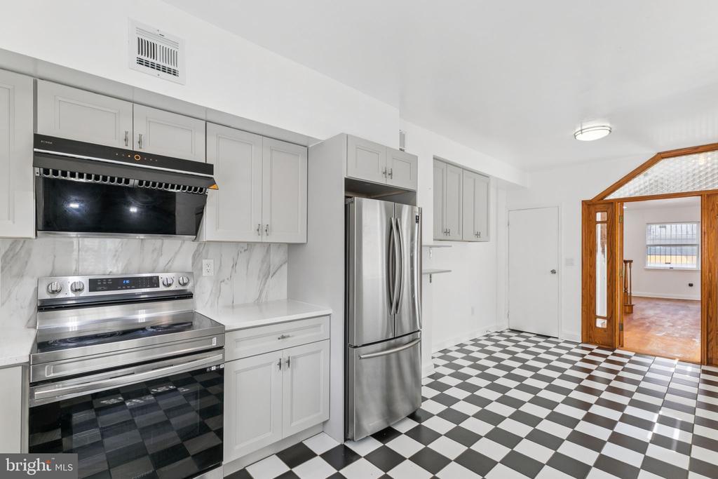 1006 S FRONT STREET