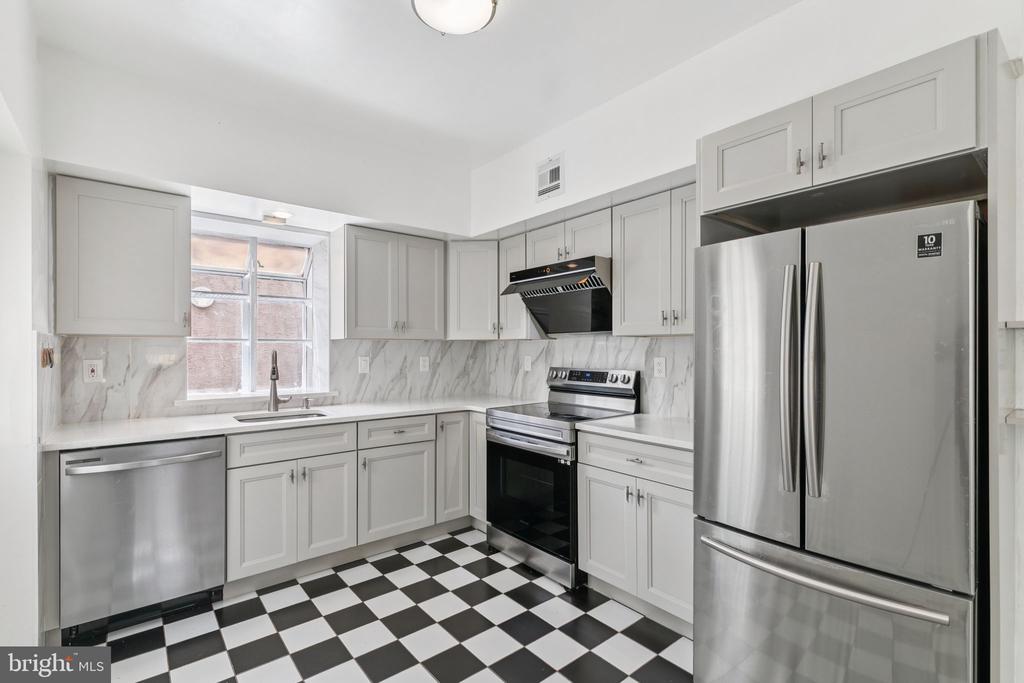 1006 S FRONT STREET
