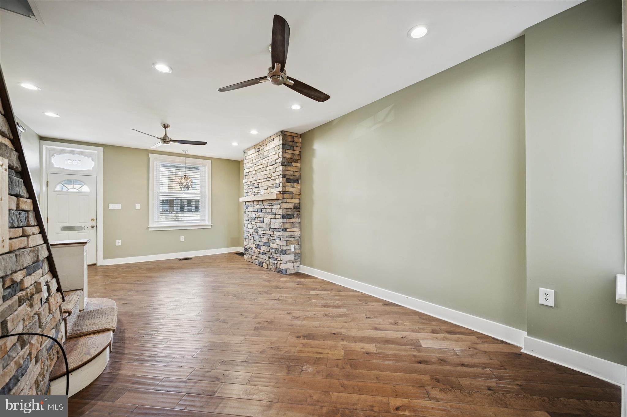 2851 ARAMINGO AVENUE