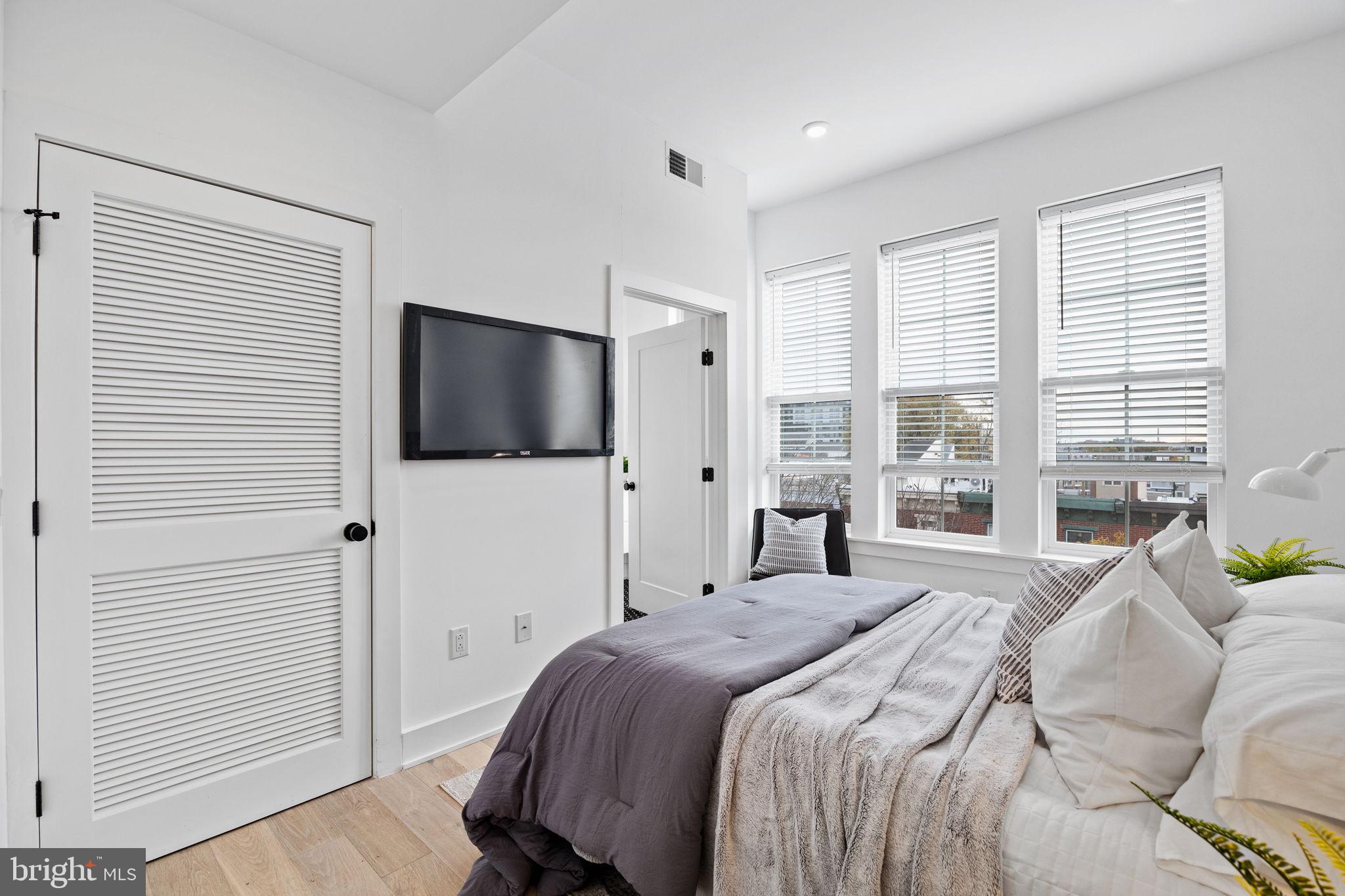 1513 CHRISTIAN STREET 4