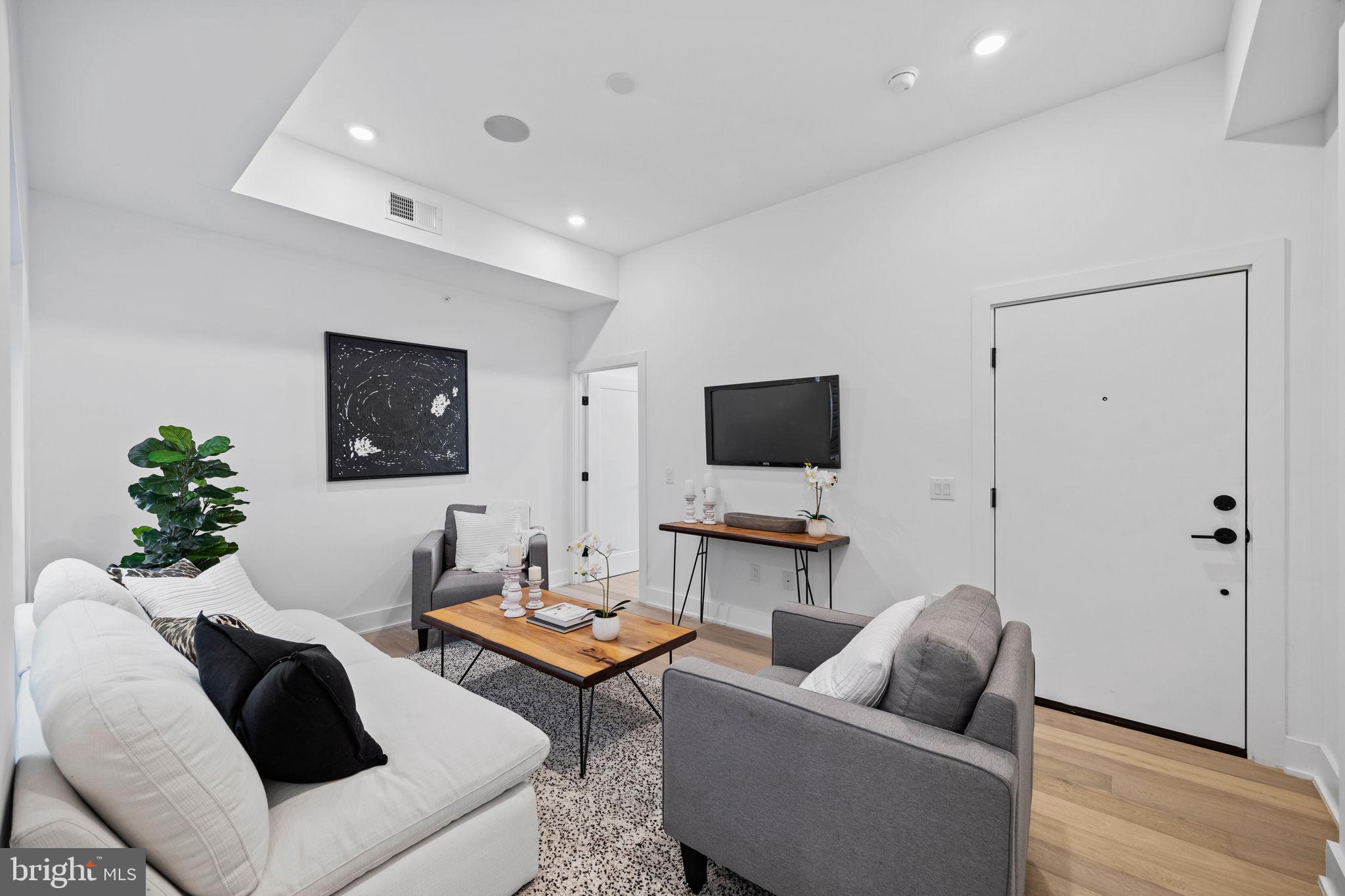 1513 CHRISTIAN STREET 4