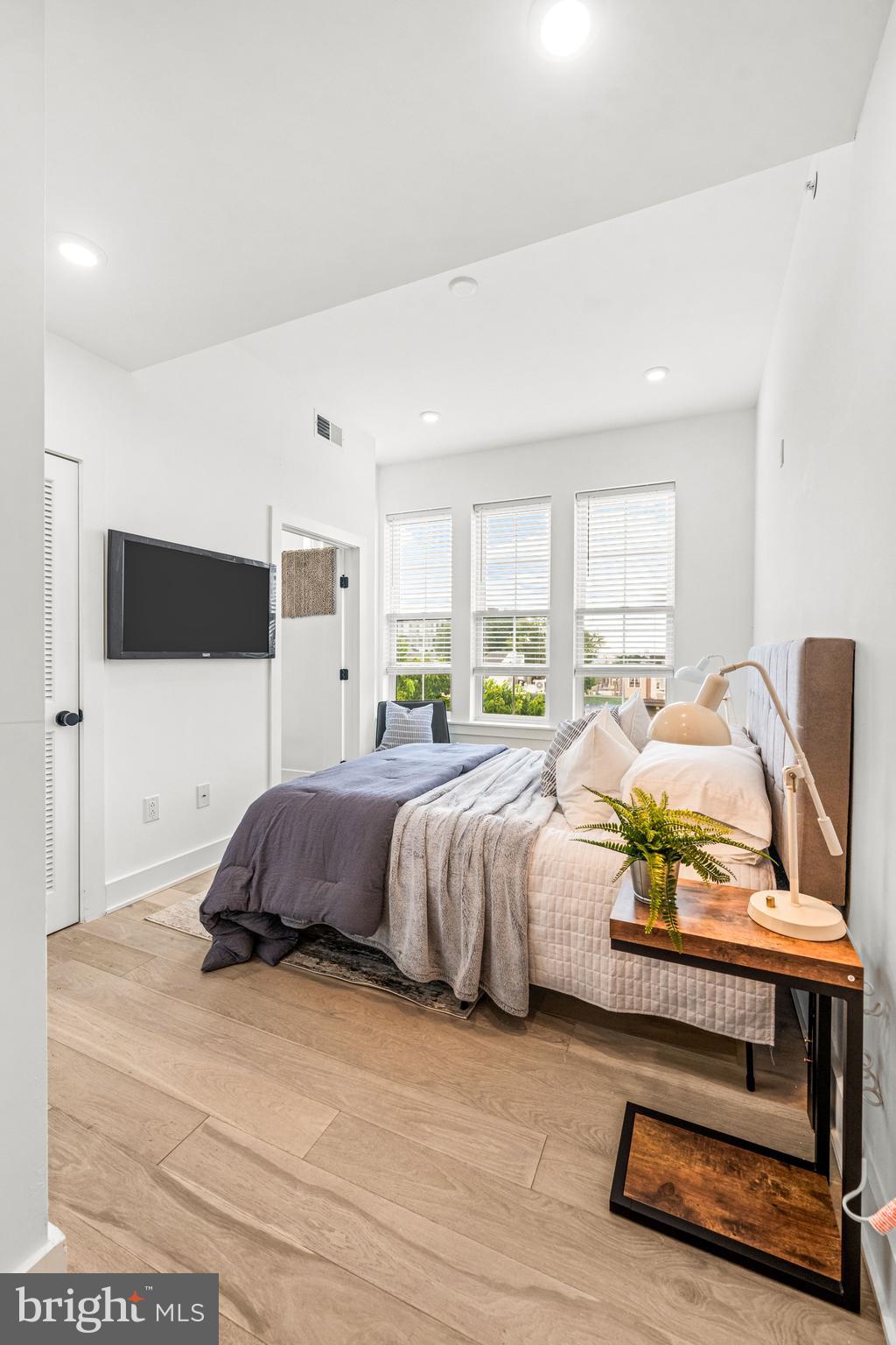 1513 CHRISTIAN STREET 4