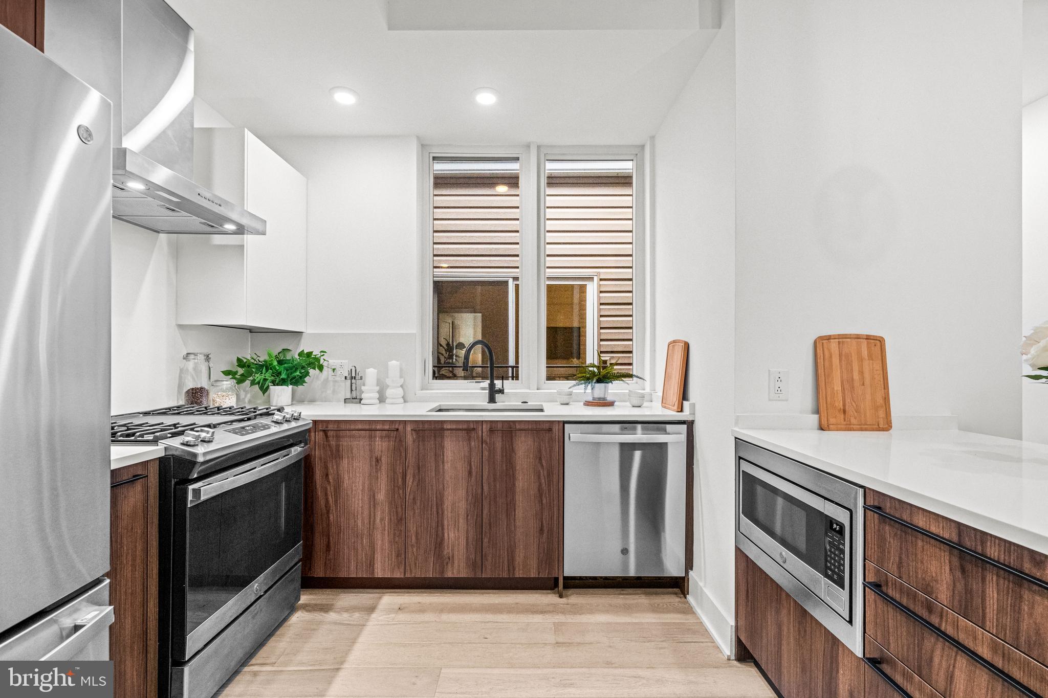 1513 CHRISTIAN STREET 4