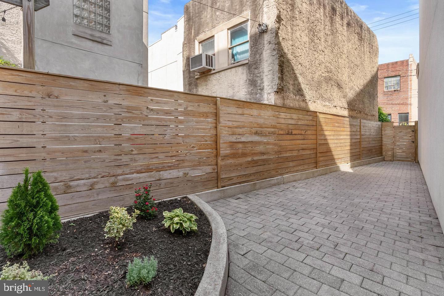 618 N AMERICAN STREET